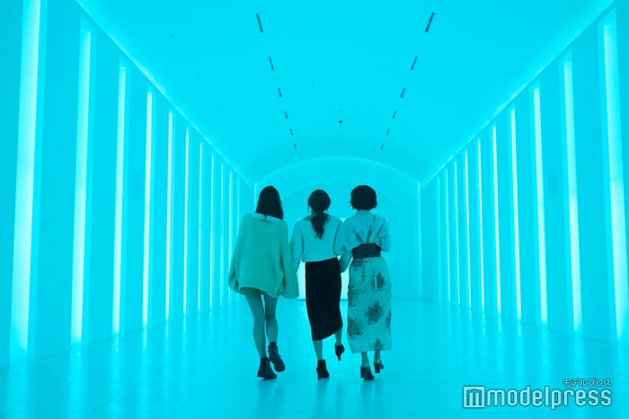 ブルーのライトの中だとクールな印象に（C）モデルプレス