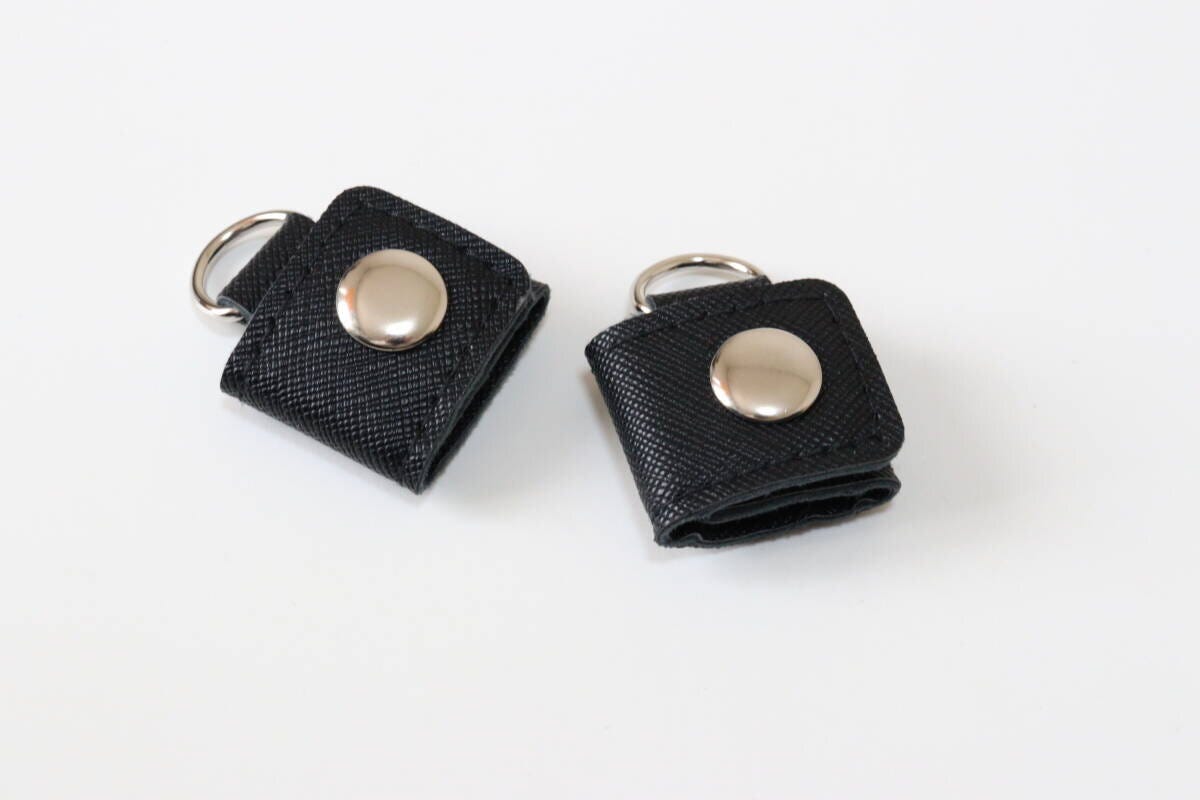 ダイソーのキーホルダーステーション（レザー調）のビジュアル