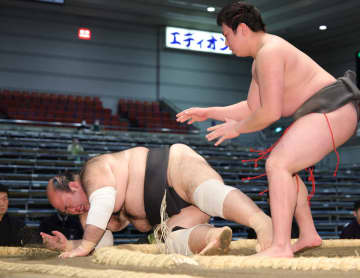 自己ワーストの39場所連続の負け越し、森麗が力尽きるように倒れる【大相撲春場所】