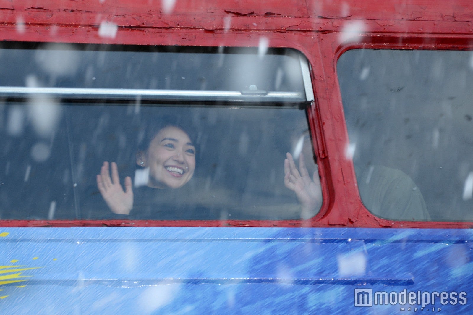 大島優子、ムロツヨシ（C）モデルプレス