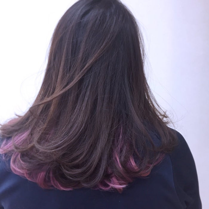 さりげなく垢抜けできる 黒髪にインナーカラーがとってもオシャレ モデルプレス
