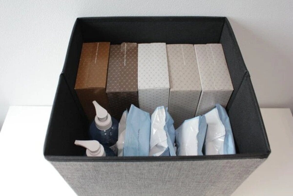 ダイソーの衝撃的な便利グッズ ダイソーの椅子になる収納スツールはたっぷり収納できる