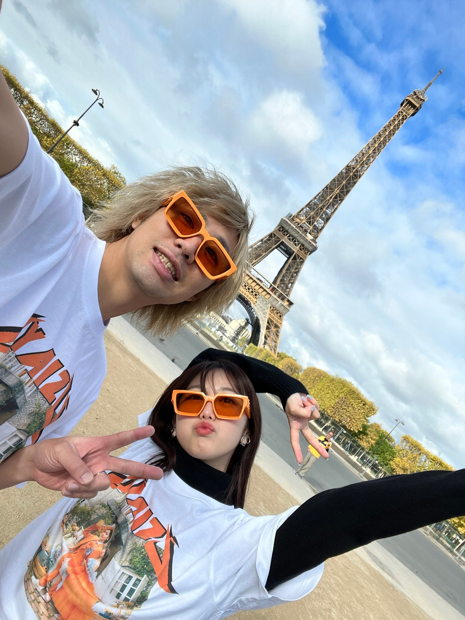 東海オンエアてつや＆峯岸みなみ夫妻、ヨーロッパ新婚旅行を報告“お揃いTシャツ”にも注目集まる