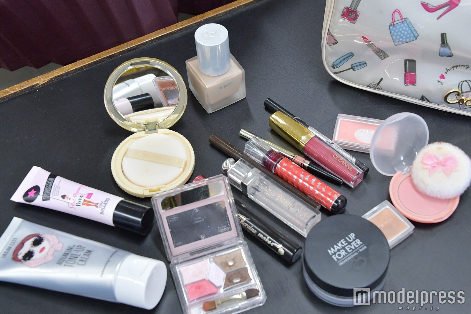 私物コスメ「プチプラコスメは結構試します」 （C）モデルプレス