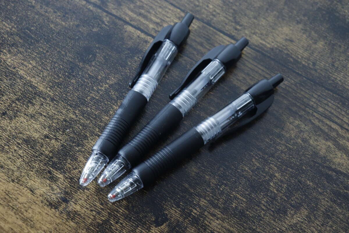黒いショートボールペンが3本、斜めに並べて置かれている