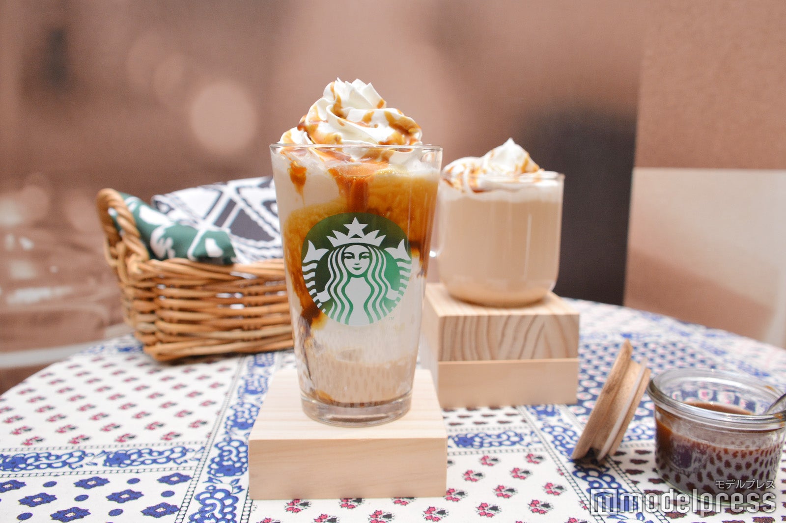 ほうじ茶 meets キャラメル クリーム フラペチーノ、ほうじ茶 meets キャラメル クリーム ティー ラテ／画像提供：スターバックス コーヒー ジャパン