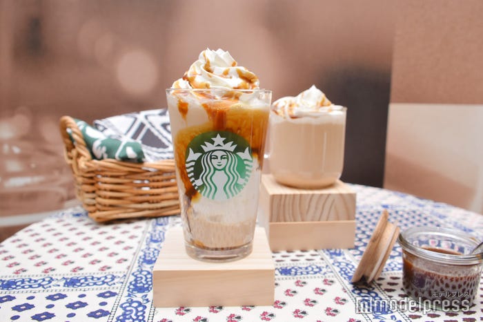 ほうじ茶 meets キャラメル クリーム フラペチーノ、ほうじ茶 meets キャラメル クリーム ティー ラテ/画像提供:スターバックス コーヒー ジャパン