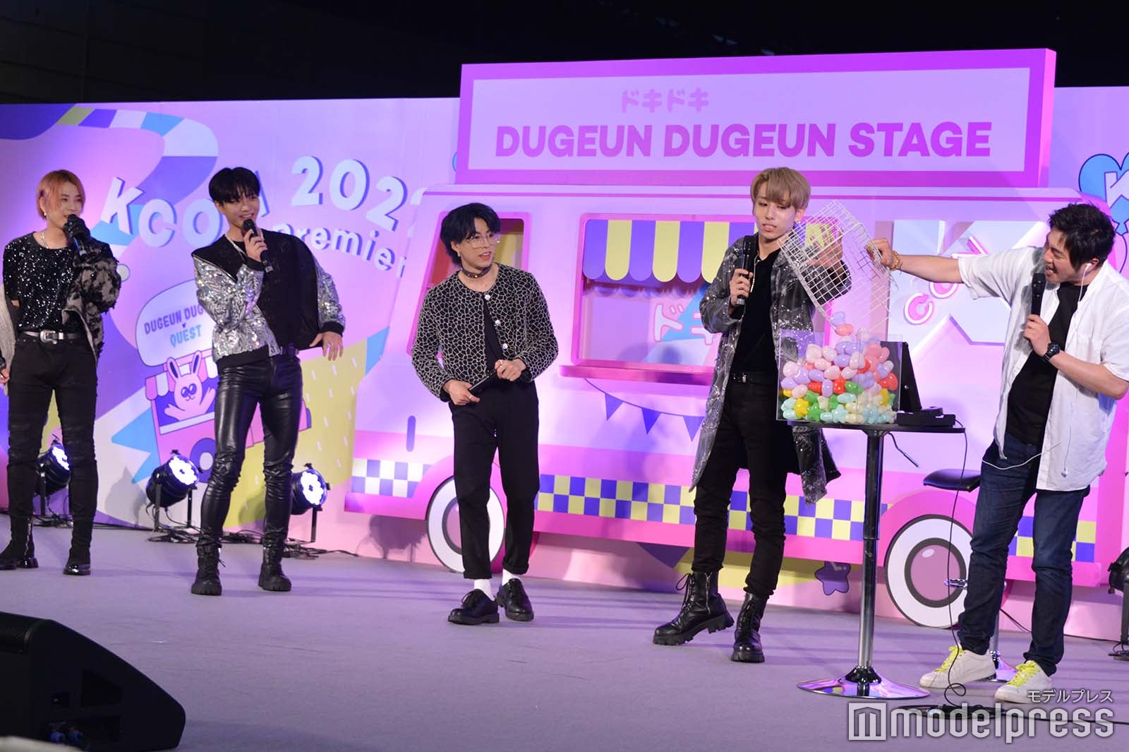 ハートを自分で入れる浦野秀太 （C）モデルプレス