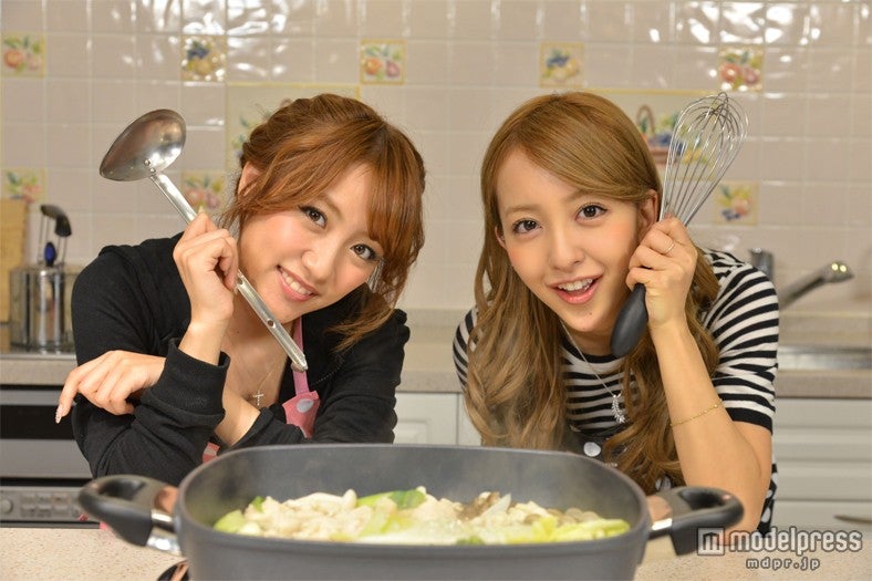 高橋みなみ（左）と板野友美（右）／画像提供：関西テレビ