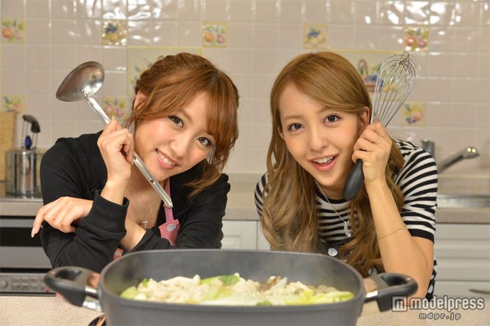 高橋みなみ(左)と板野友美(右)/画像提供:関西テレビ