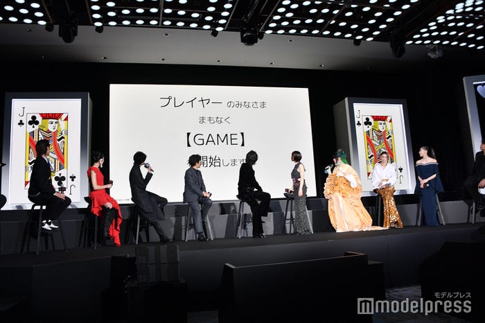 “げぇむ”開始(左から)磯村勇斗、恒松祐里、桜田通、佐藤信介監督、山崎賢人、土屋太鳳、仲里依紗、三吉彩花、朝比奈彩、青柳翔(C)モデルプレス