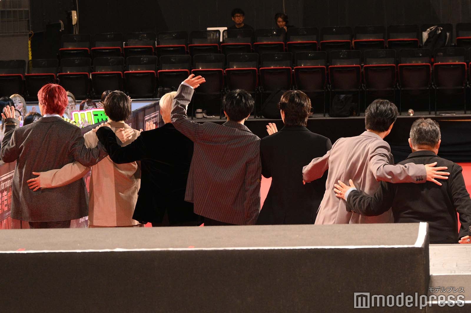 仲良く肩を組むJO1＆FANTASTICS（C）モデルプレス