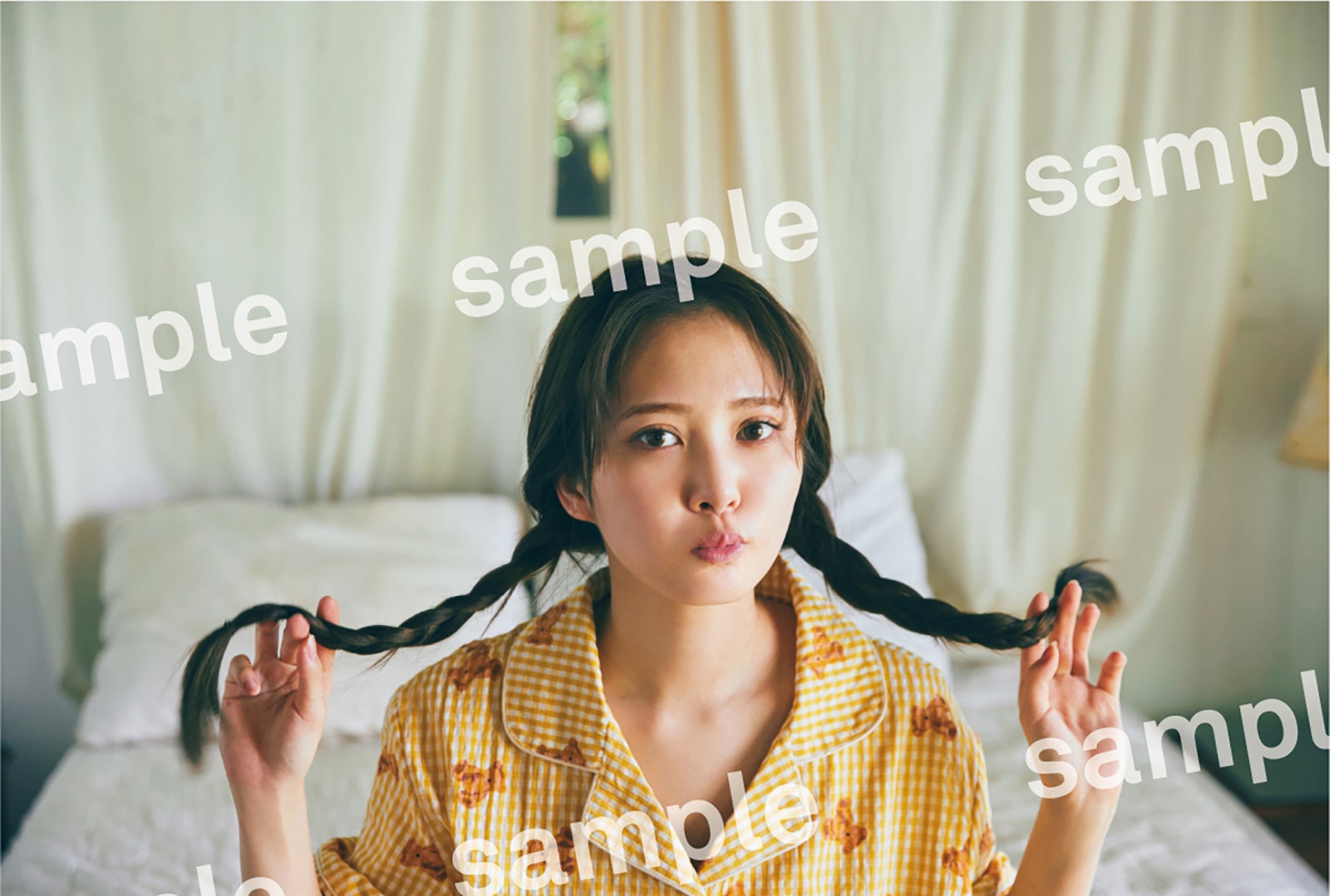 加藤史帆／有隣堂限定ポストカード（撮影／三瓶康友）