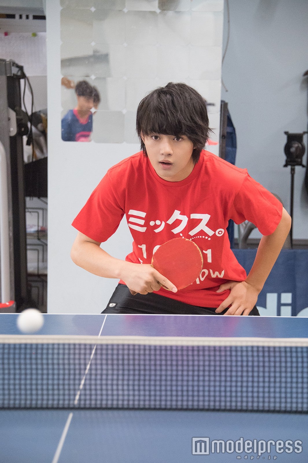 卓球の練習に励む佐野勇斗（C）モデルプレス