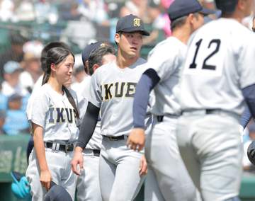 仙台育英 星よつはマネも甲子園の砂を集める 目にいっぱいの涙も 気丈に号泣する選手たちを励ます