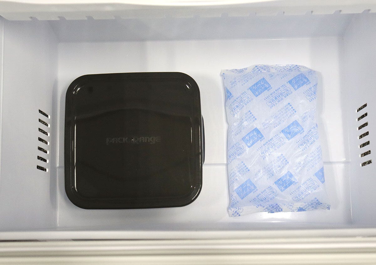 iwaki耐熱調理容器が冷凍庫に保冷剤と一緒に置かれている iwaki耐熱調理容器が冷凍庫に保冷剤と一緒に置かれている