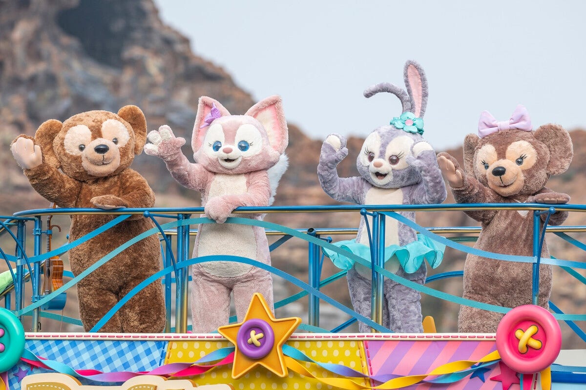 ダッフィーの右横にいるリーナ・ベルは謎解きが好きなキツネの子。ステラ・ルーとシェリーメイもいます