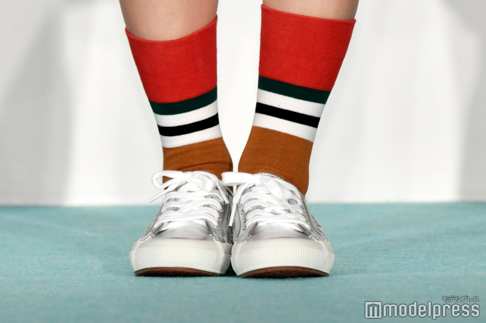 鈴木奈々の足元（C）モデルプレス