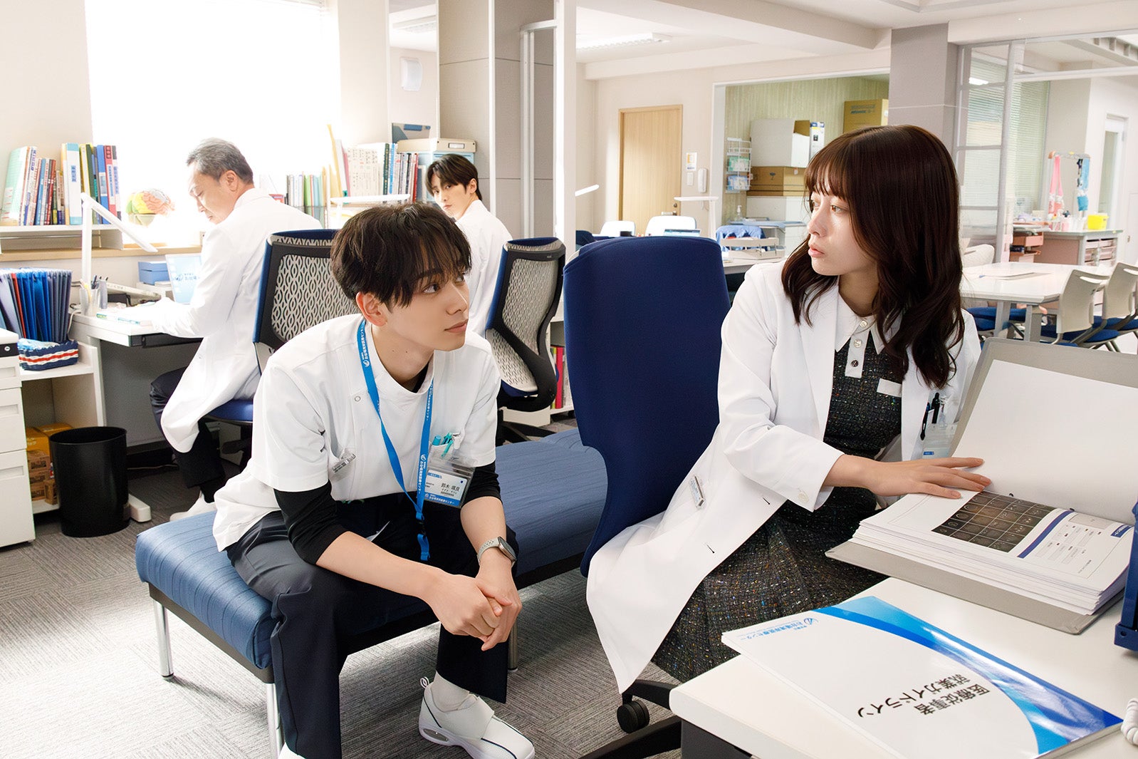 （左から）音尾琢真、宮世琉弥、許豊凡、橋本環奈「ヤンドク！」（C）フジテレビ