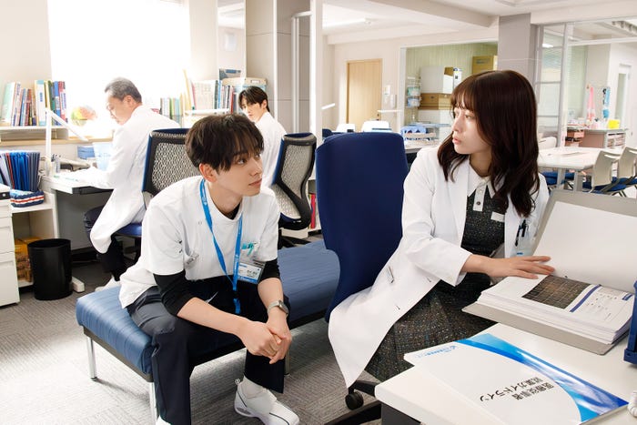 (左から)音尾琢真、宮世琉弥、許豊凡、橋本環奈「ヤンドク!」(C)フジテレビ