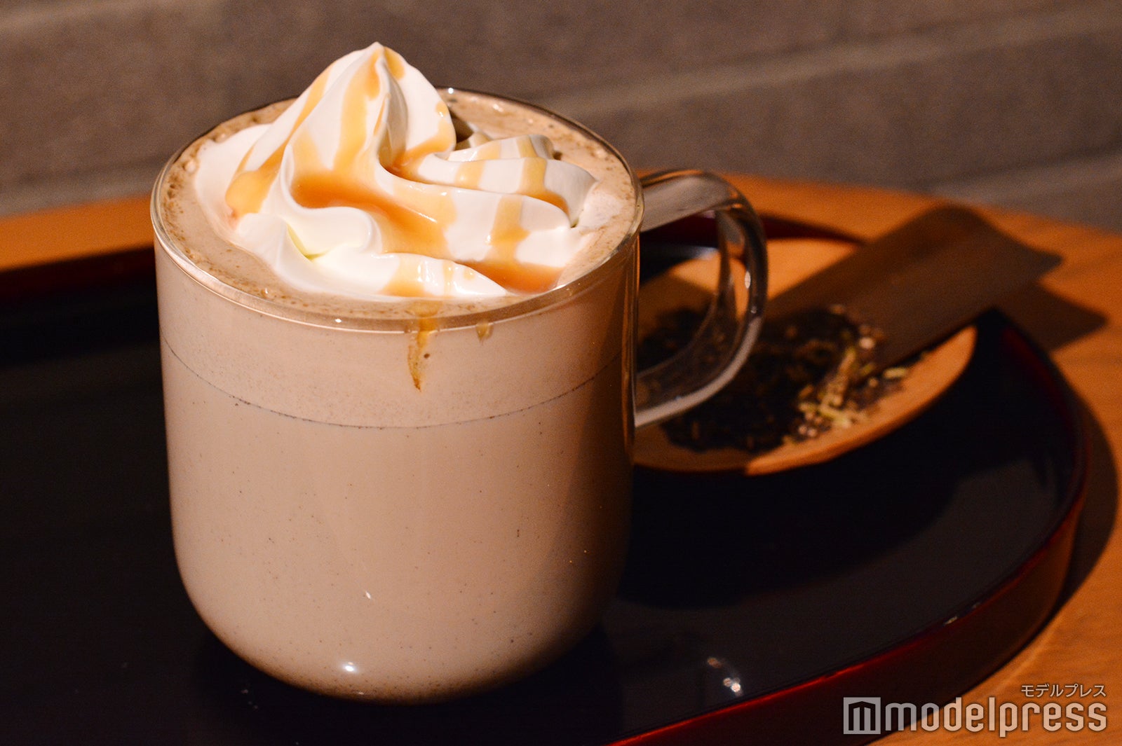 ほうじ茶 まろやか キャラメル ティー ラテ（C）モデルプレス