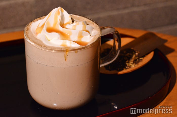 ほうじ茶 まろやか キャラメル ティー ラテ(C)モデルプレス