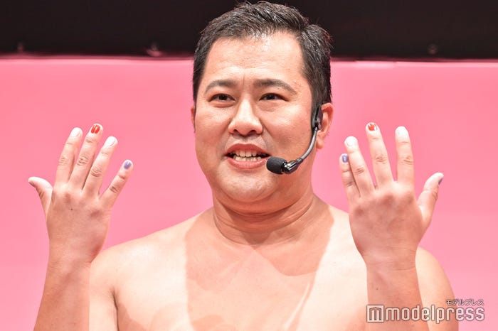 とにかく明るい安村(C)モデルプレス