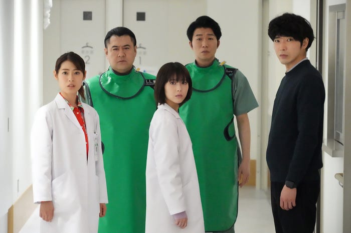 瀧本美織、小手伸也、浜辺美波、高橋努、柄本佑 (C)関西テレビ