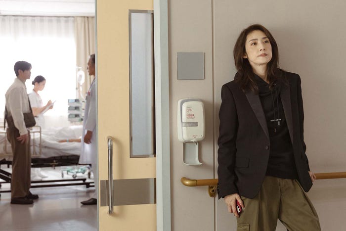 松下洸平、天海祐希ら「合理的にあり得ない~探偵・上水流涼子の解明~」第4話より(C)カンテレ