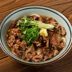 肉饂飩とみ坂/武州和牛の上あぶり肉うどん/画像提供:東京和牛ショー事務局