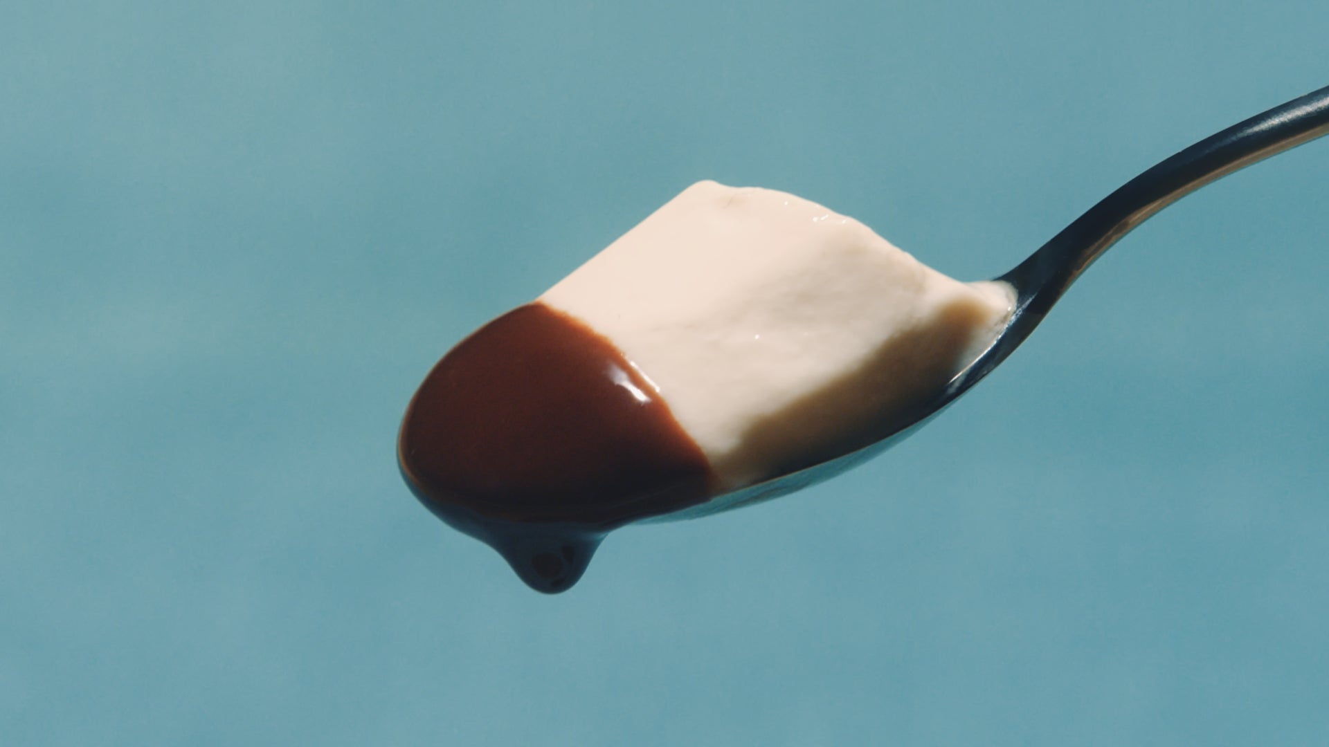 ヨーグルト＋ソースが2層になったヨーグルトドルチェ