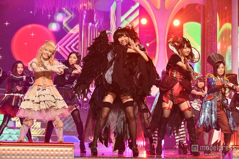 THE MUSIC DAY での初披露の様子（C）AKS