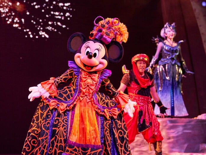 ミニーマウスの艶やかなコスチュームに思わず目を引かれます