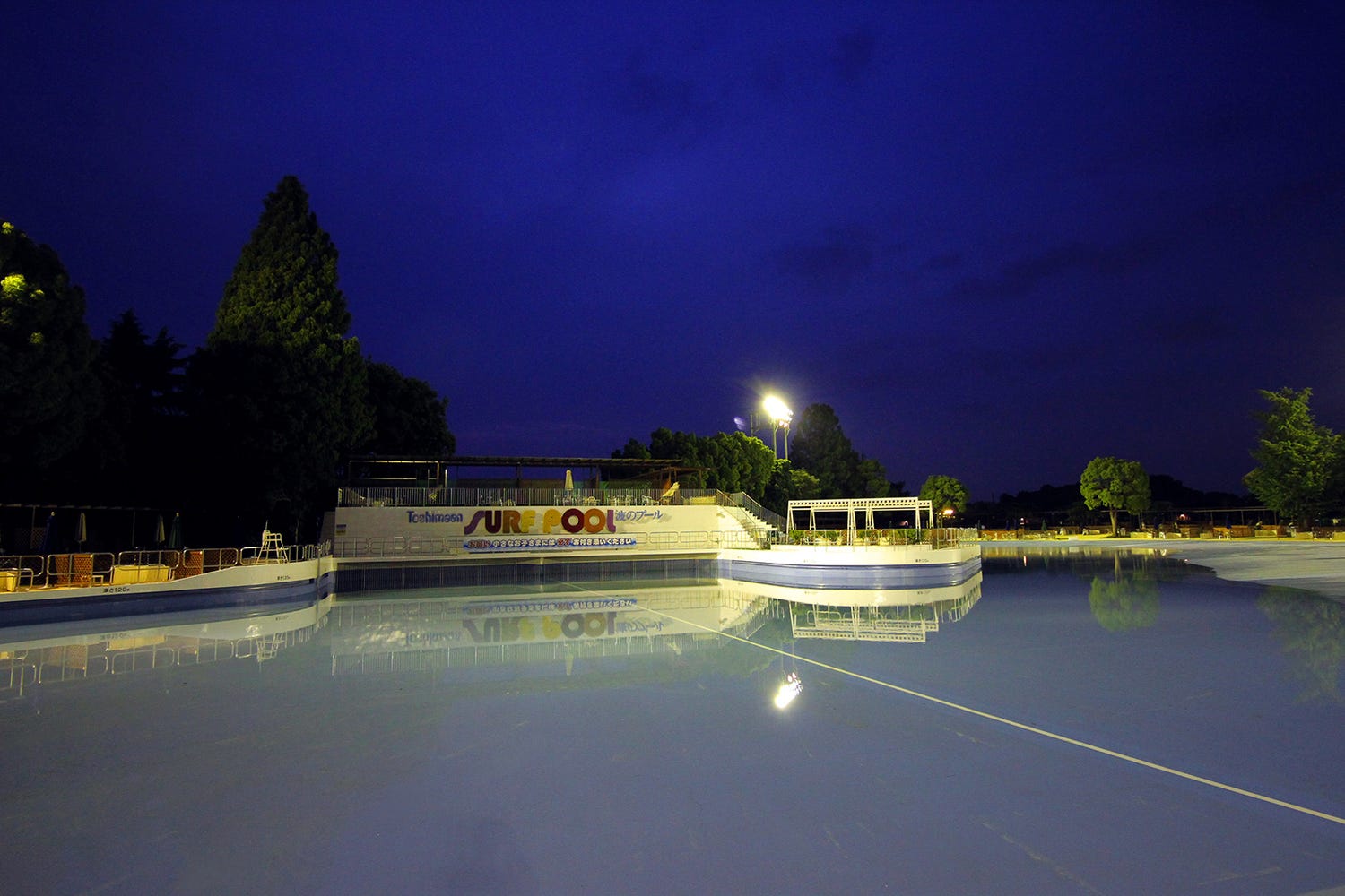 としまえん「ナイトプール」が30年ぶりに復活!“オトナの楽園”で夏の夜遊びを満喫