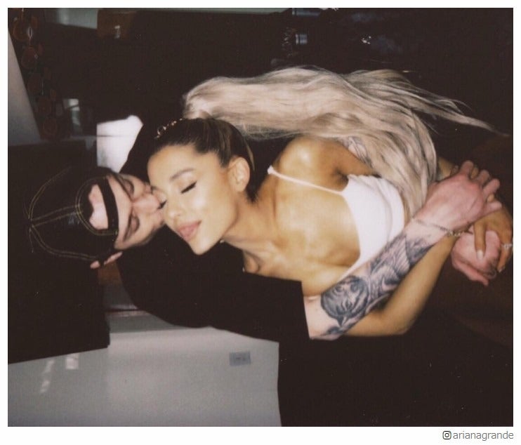 アリアナ・グランデ、婚約者と熱々キス＆ハグ　MV撮影のメイキング映像話題に