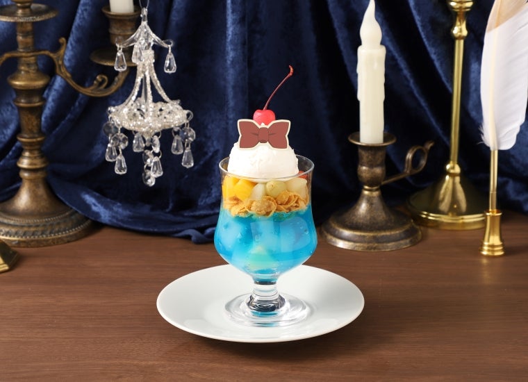 江戸川コナンの蝶ネクタイ型変声機ゼリーパフェ税込1,690円（C）青山剛昌／小学館・読売テレビ・TMS 1996