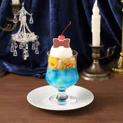 江戸川コナンの蝶ネクタイ型変声機ゼリーパフェ税込1,690円(C)青山剛昌/小学館・読売テレビ・TMS 1996