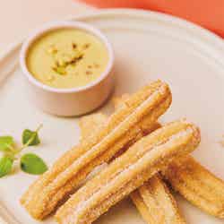 チュロス(4本)+ディップ1種 800円 、チュロス(4本)+ディップ2種 1000円/提供画像