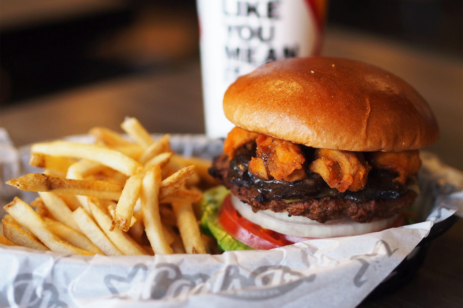 米ハンバーガー「カールスジュニア」自由が丘店オープン日決定 日本初のバーガーメニューも