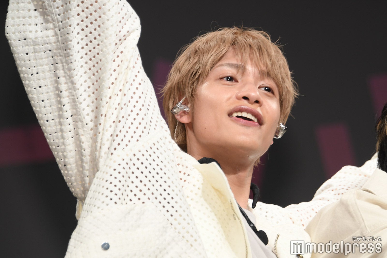 まるでディズニーの世界のように手を大きくかかげる中間淳太（C）モデルプレス