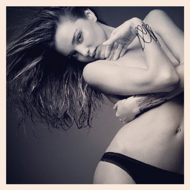 ミランダ・カー、ショーツ1枚の大胆セミヌード披露　世界中から称賛の声