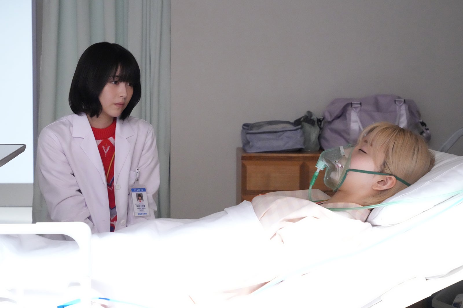 浜辺美波、岡崎紗絵 （C）フジテレビ