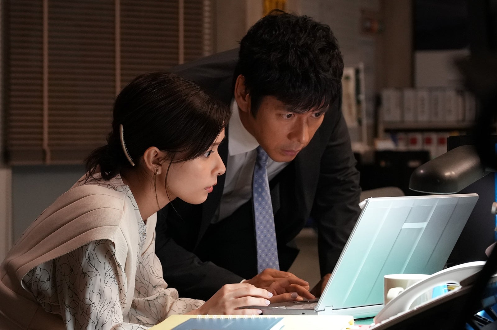 芳根京子、西島秀俊／「真犯人フラグ」第3話より（C）日本テレビ