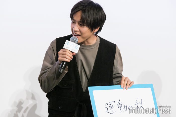 フリップを披露した坂東龍汰(C)モデルプレス