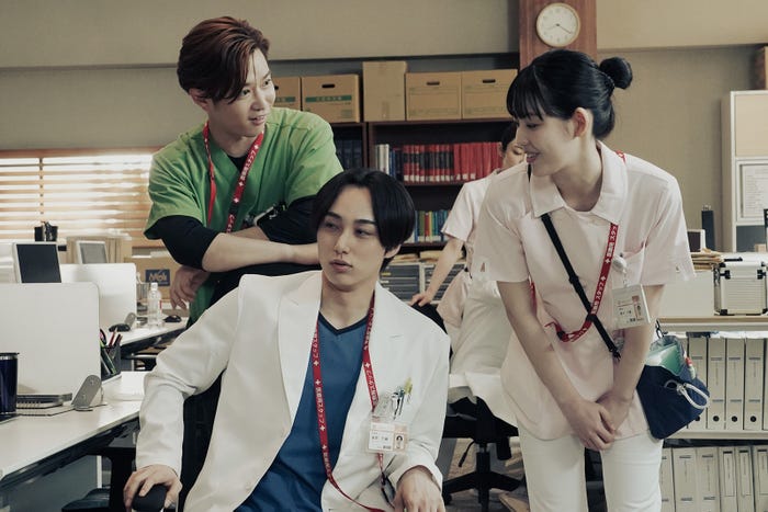 千葉雄大、尾崎匠海、中村里帆「アンメット ある脳外科医の日記」第5話より(C)カンテレ