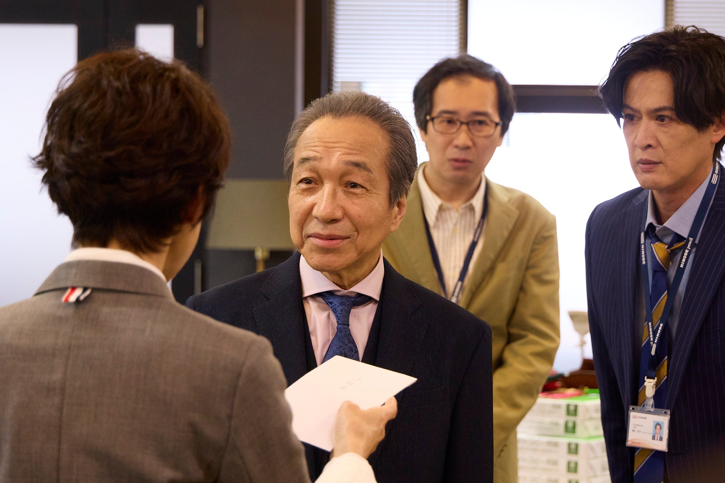 小日向文世、新納慎也「人事の人見」第1話（C）フジテレビ