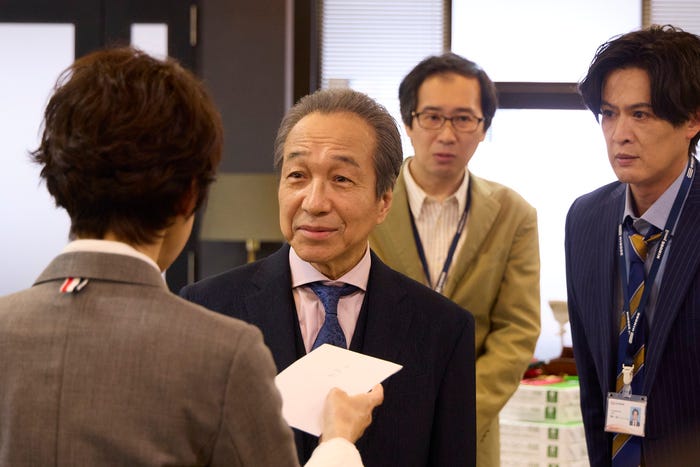 小日向文世、新納慎也「人事の人見」第1話(C)フジテレビ