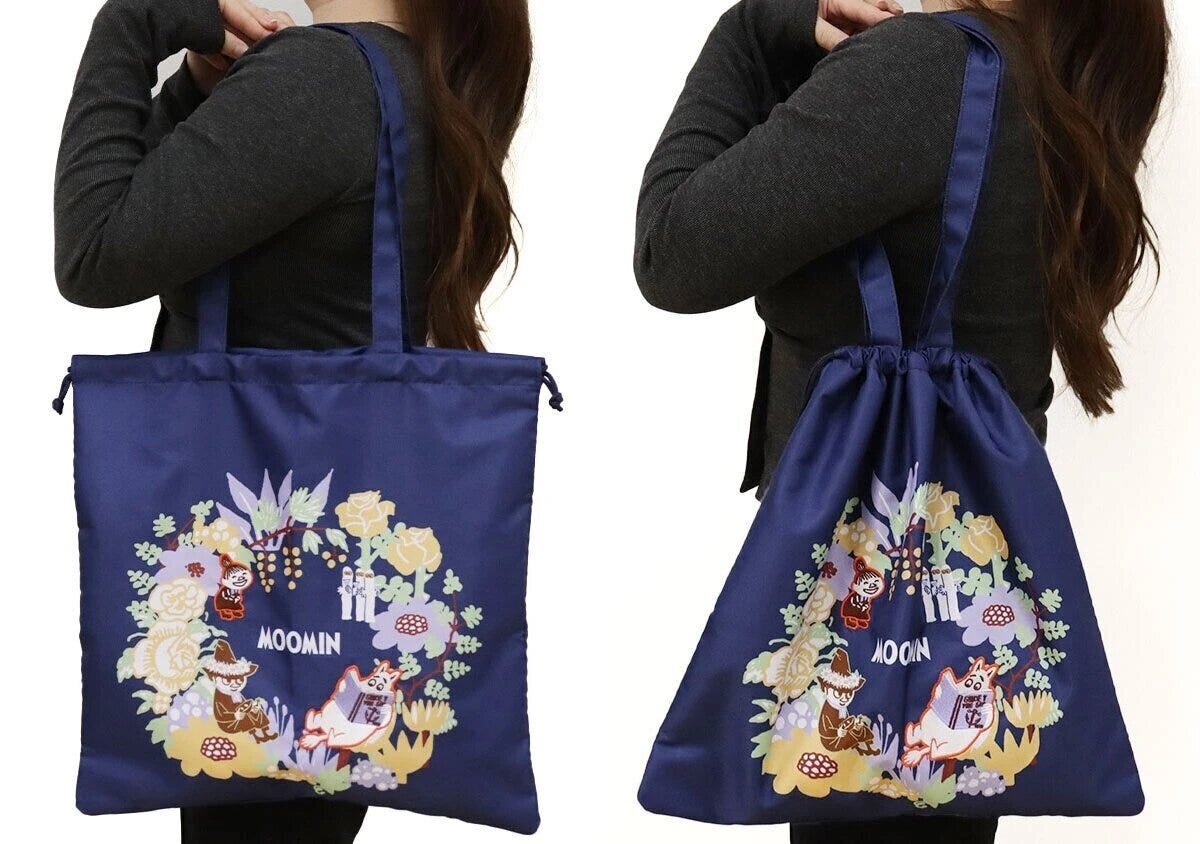 ムーミンのネイビー巾着トートをトートとして掛けた状態(左)と巾着に絞った状態(右)の2WAY着用イメージ ムーミンのネイビー巾着トートをトートとして掛けた状態(左)と巾着に絞った状態(右)の2WAY着用イメージ