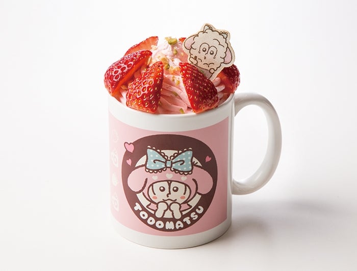 トド松とマイメロディのKAWAII☆ストロベリーカフェラテ990円(税別)(C)赤塚不二夫/おそ松さん製作委員会 (C)1976,1979,1984,1988,1996,2017 SANRIO CO.,LTD.