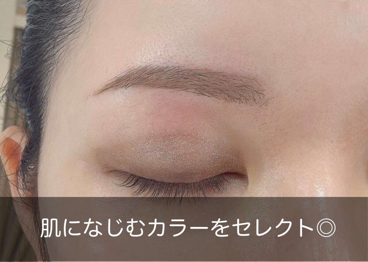 肌になじむカラーでメイクされた右眉のアップ 肌になじむカラーでメイクされた右眉のアップ